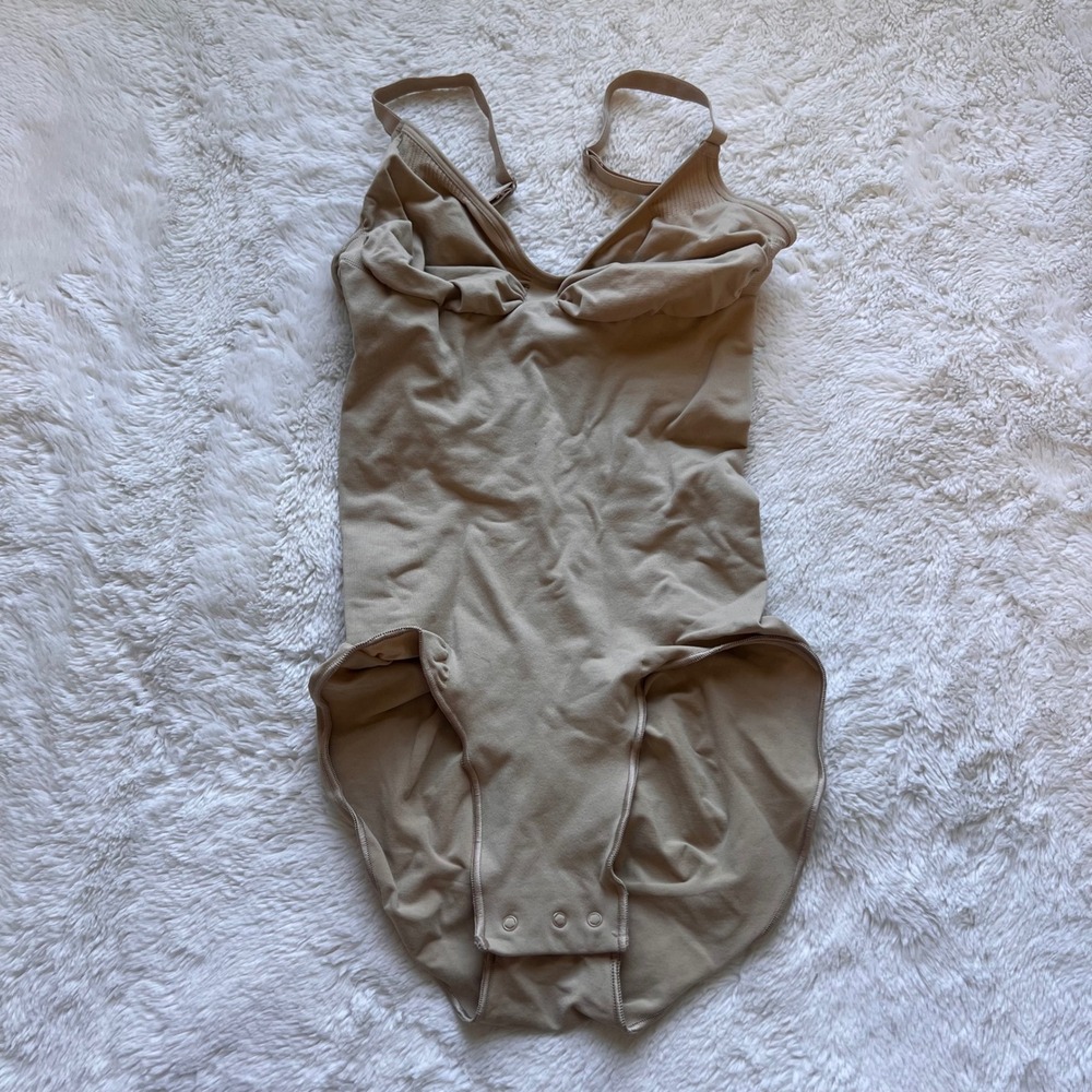SKIMS Sculpting Mid Thigh Bodysuit Sand Beige Size Large Seamless Shapewear NWOT